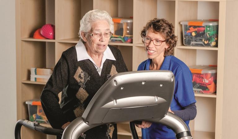 De fitte oudere avansplus breda